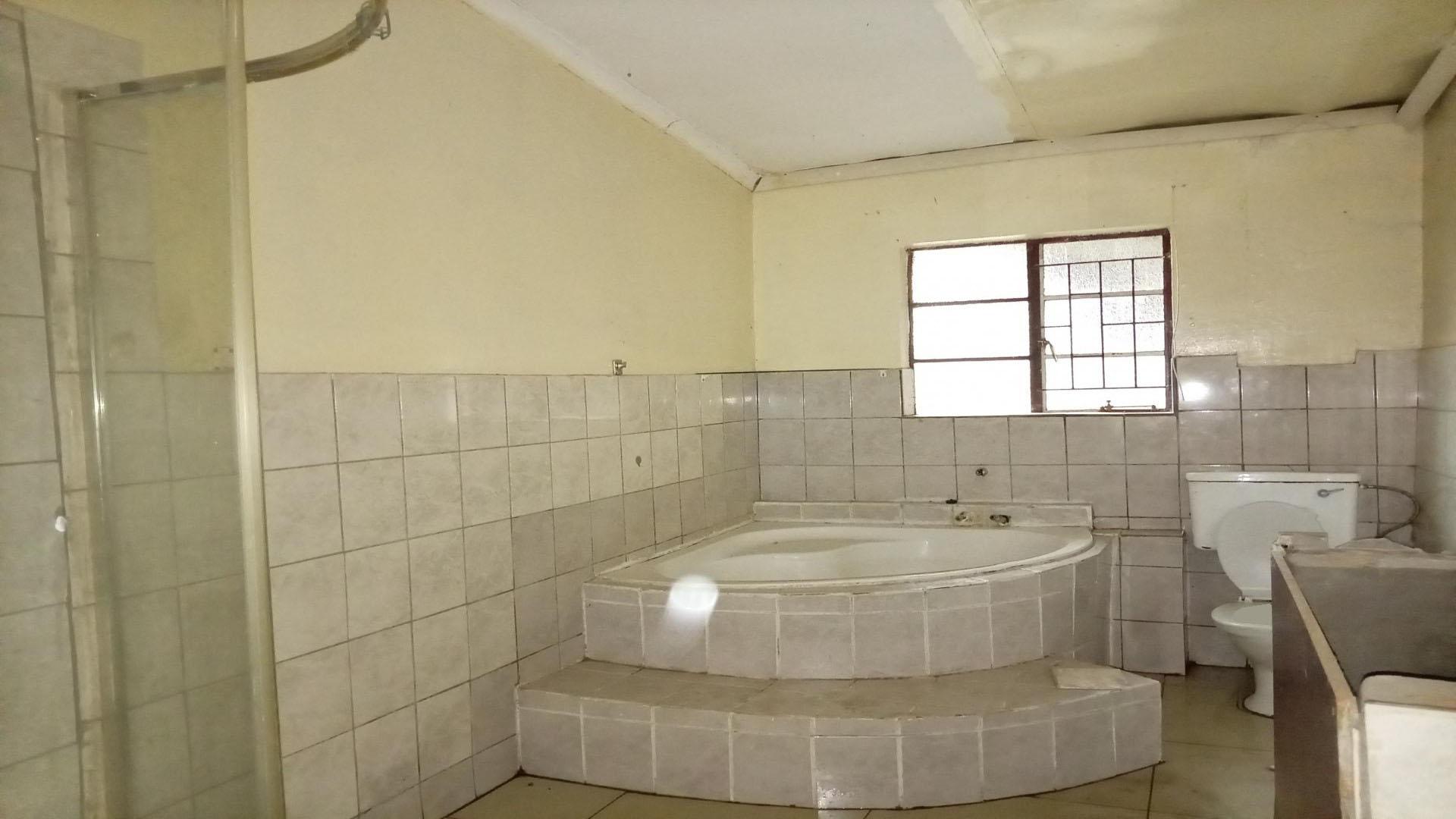 Bathroom 2 of property in Standerton