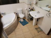 Main Bathroom - 9 square meters of property in Thatchfield Gardens