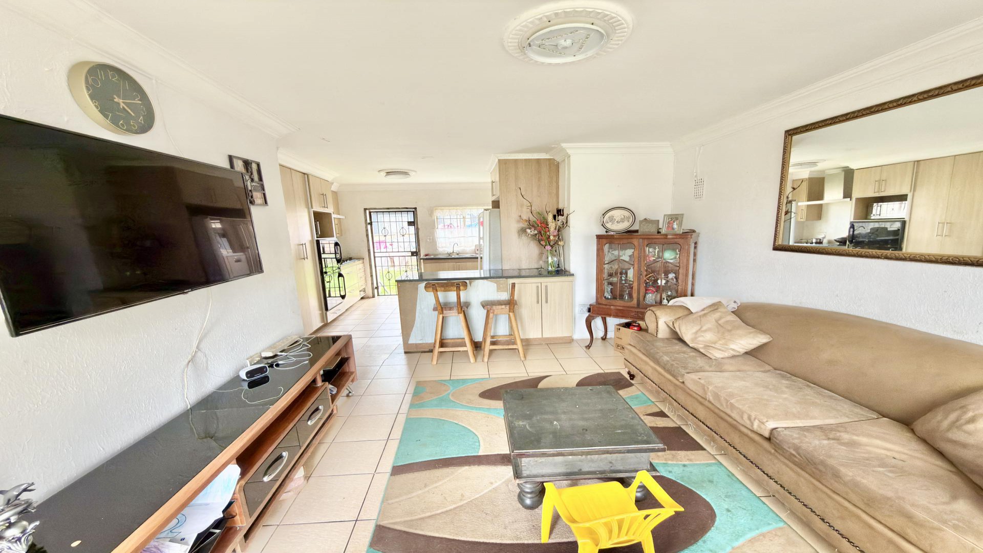 Lounges of property in Lenasia South