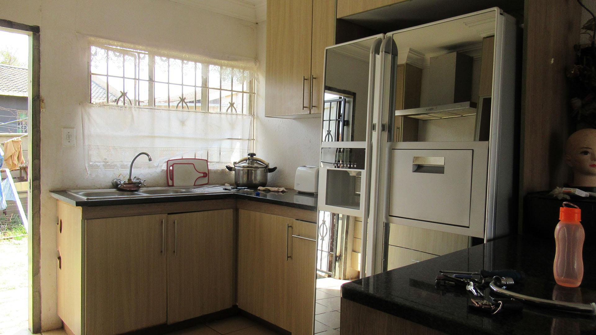 Kitchen - 12 square meters of property in Lenasia South