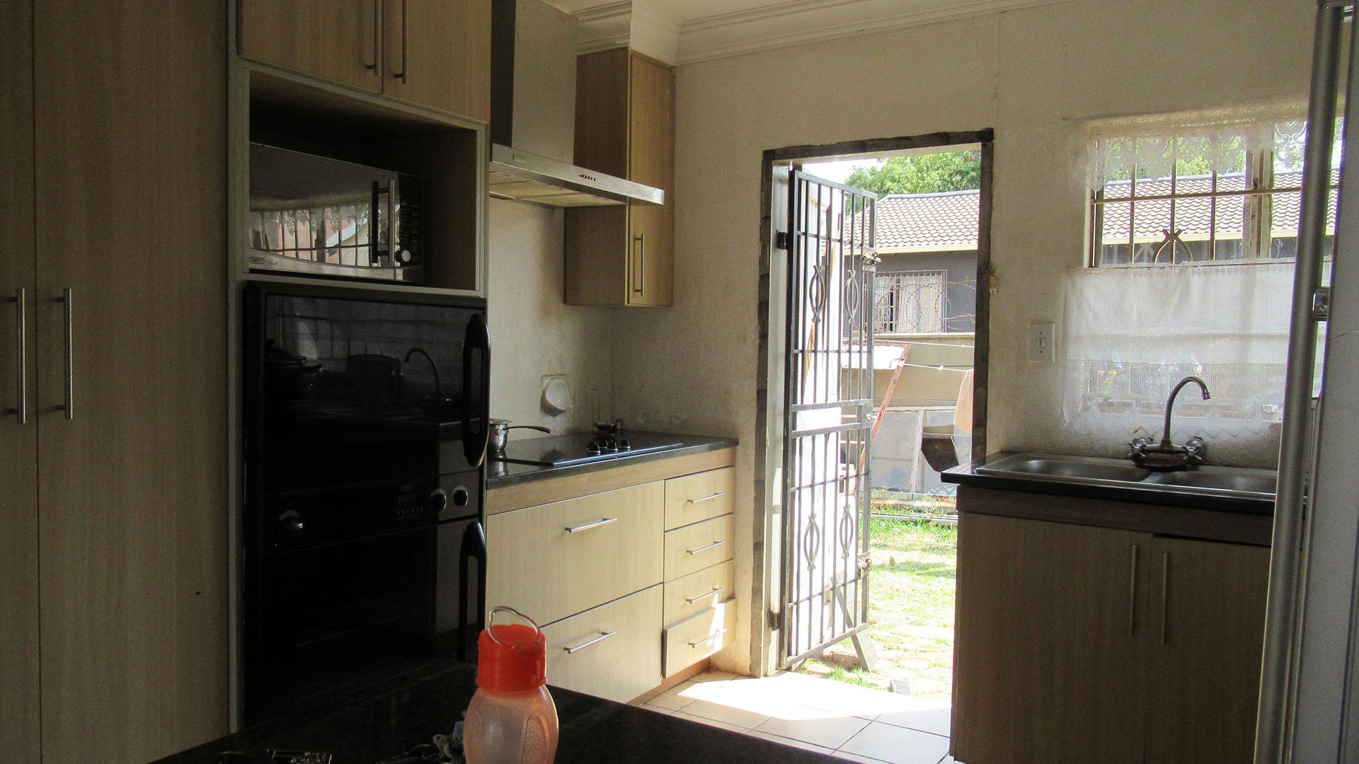 Kitchen - 12 square meters of property in Lenasia South