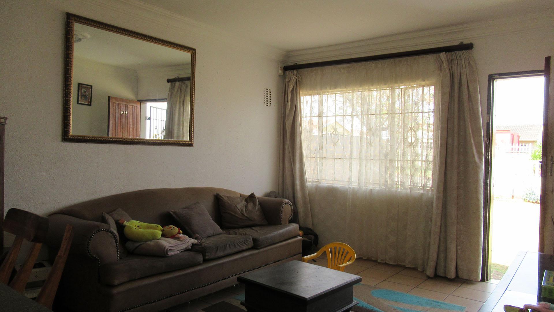 Lounges - 14 square meters of property in Lenasia South