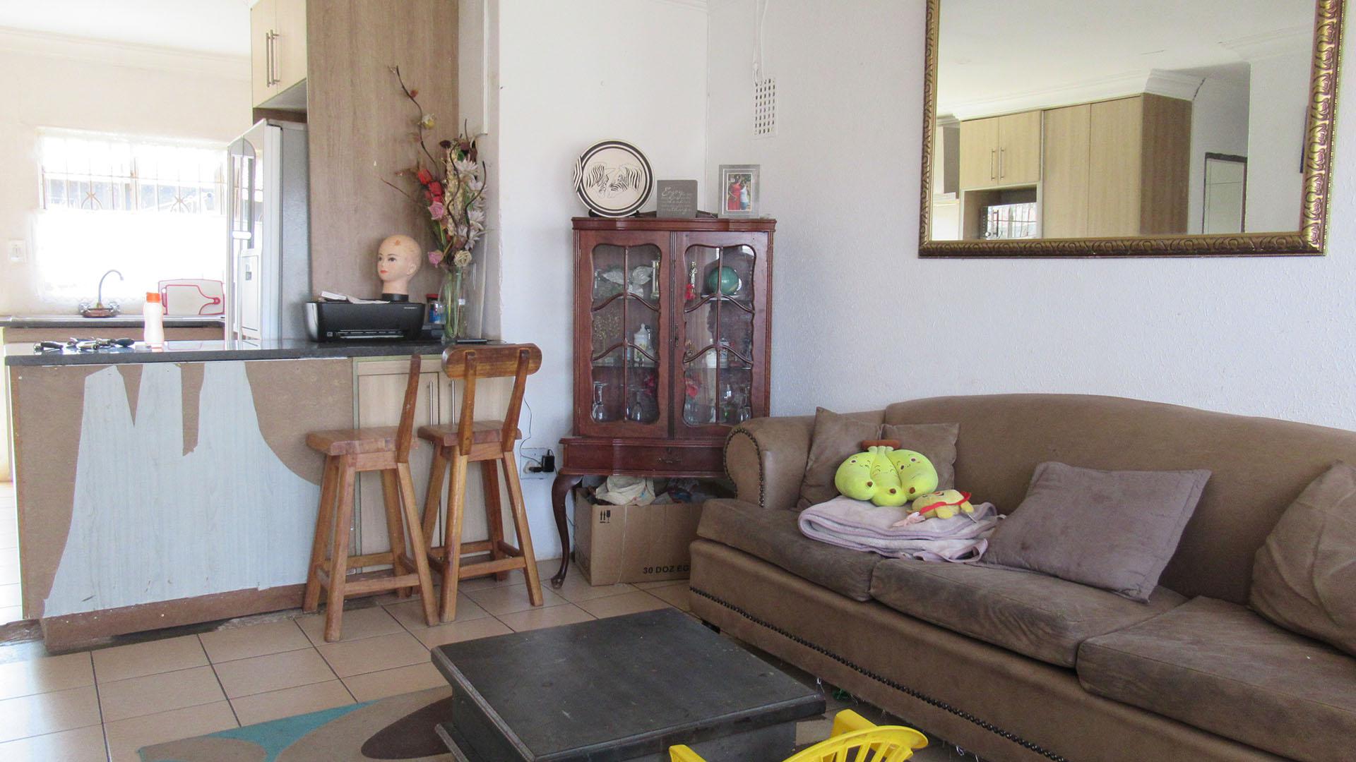 Lounges - 14 square meters of property in Lenasia South