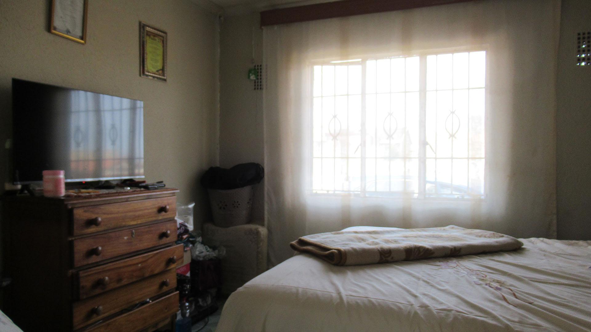 Bed Room 1 - 12 square meters of property in Lenasia South