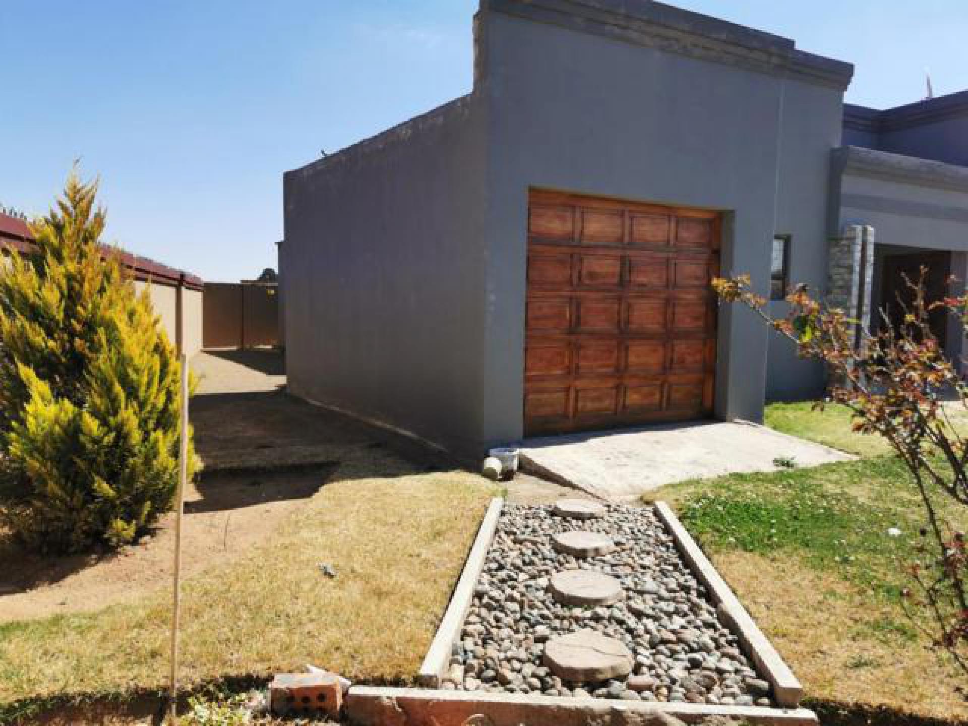 Front View of property in Bloemspruit