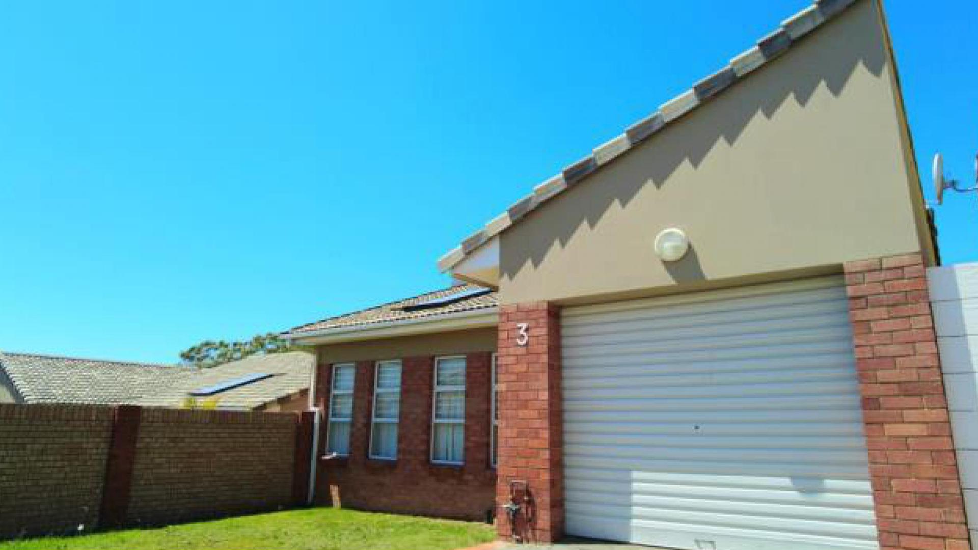 Front View of property in Beacon Bay North