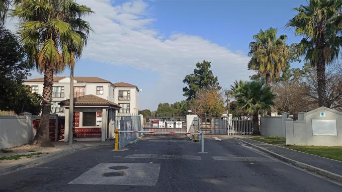2 Bedroom Sectional Title for Sale For Sale in Bellville - Private Sale - MR458190