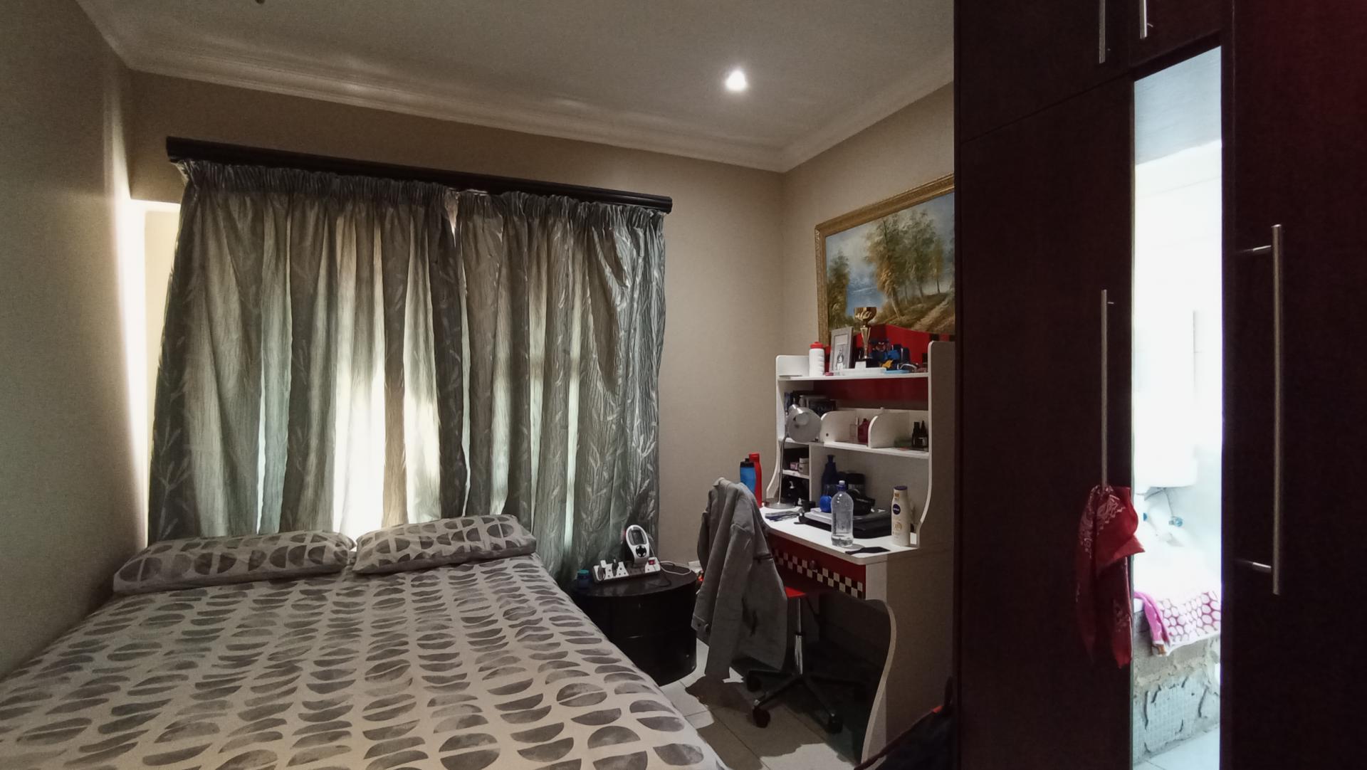 Bed Room 1 - 11 square meters of property in Rua Vista