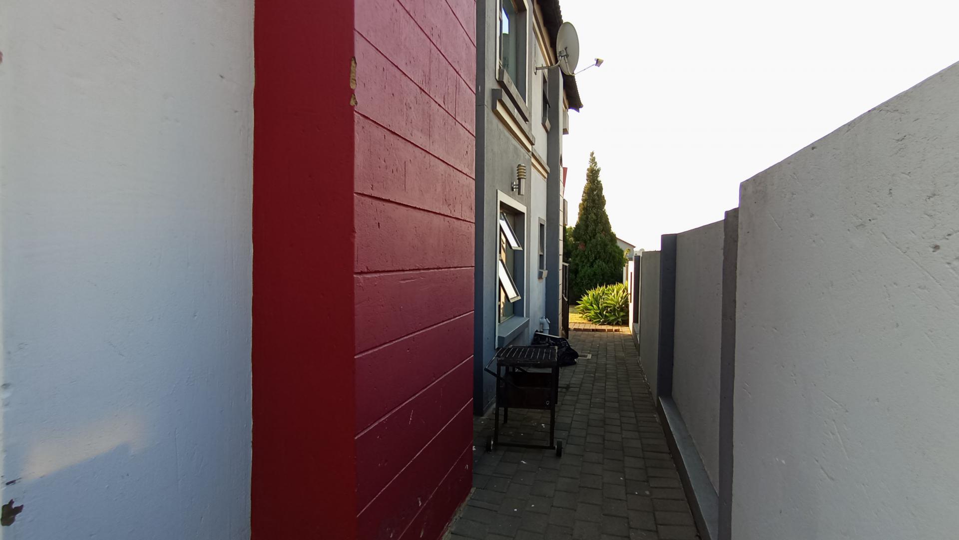 Backyard of property in Rua Vista