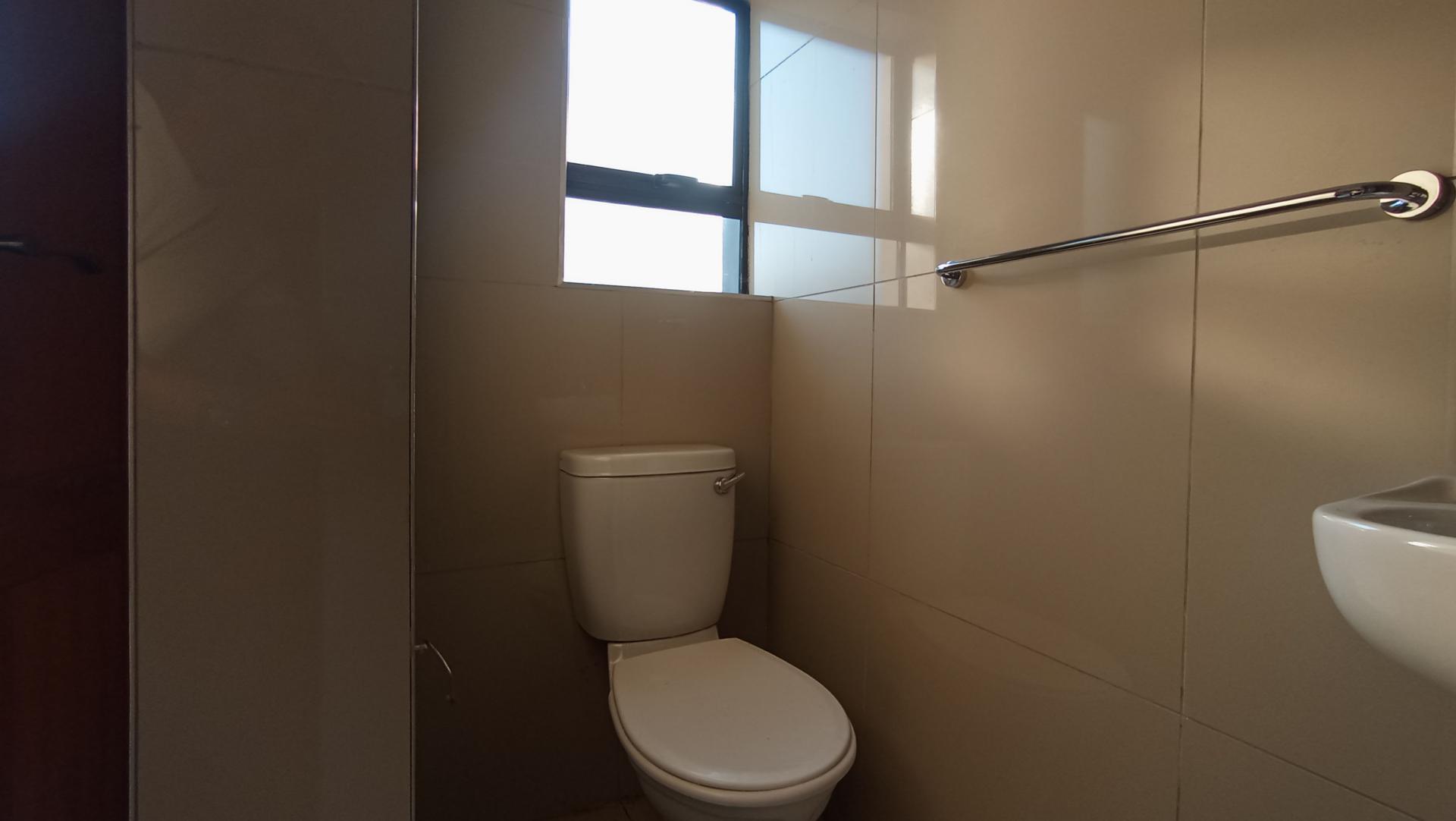 Staff Bathroom - 3 square meters of property in Rua Vista