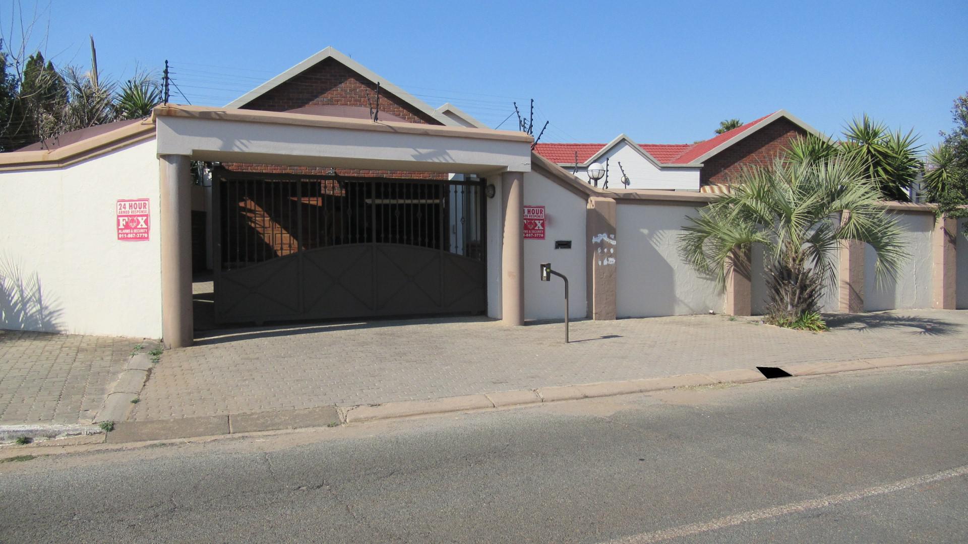 Front View of property in Glenvista