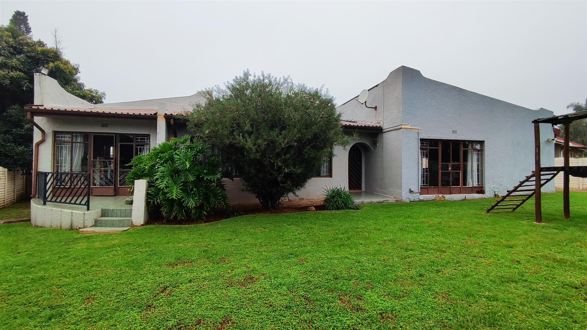 Front View of property in Pomona