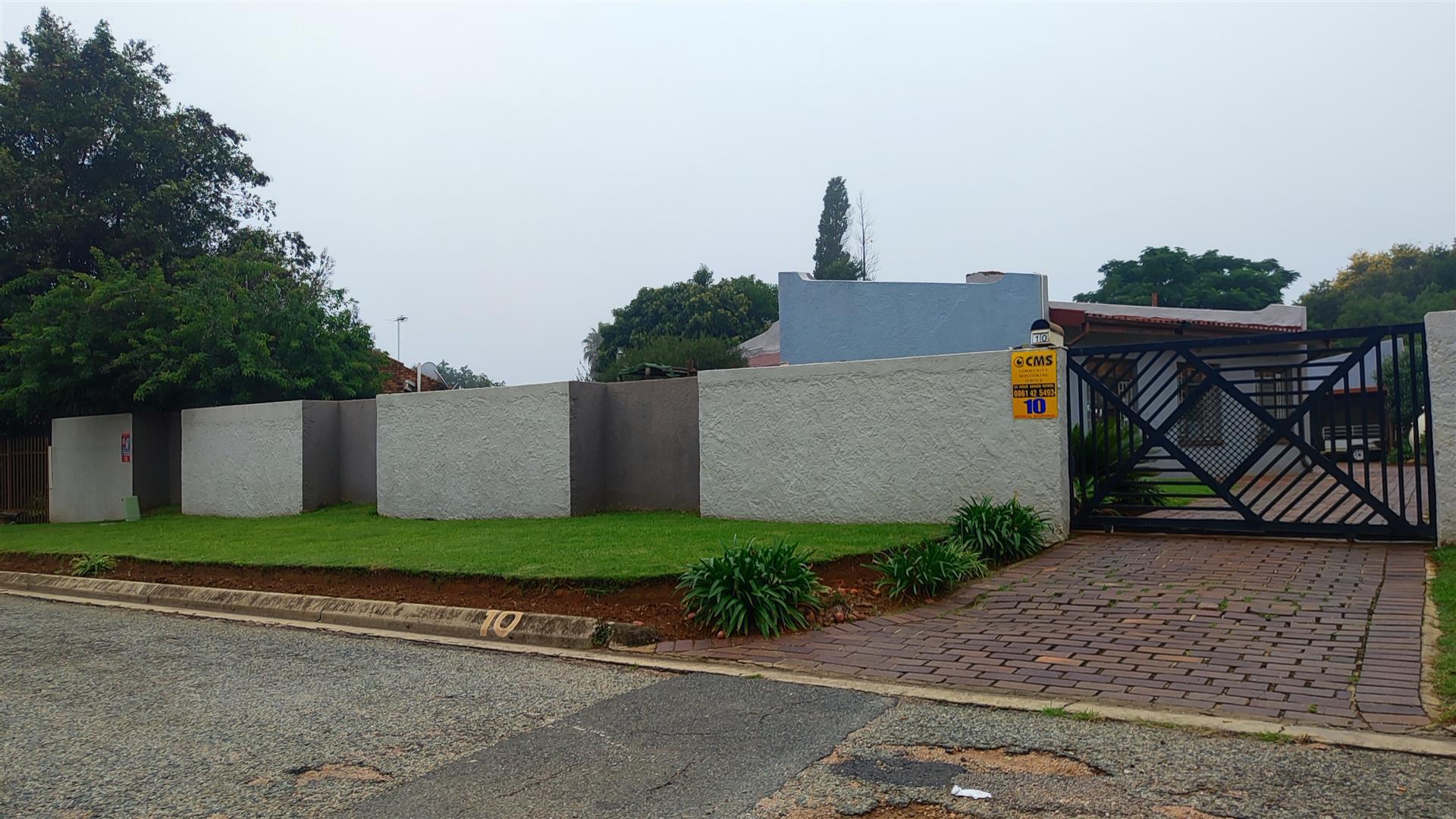 Front View of property in Pomona