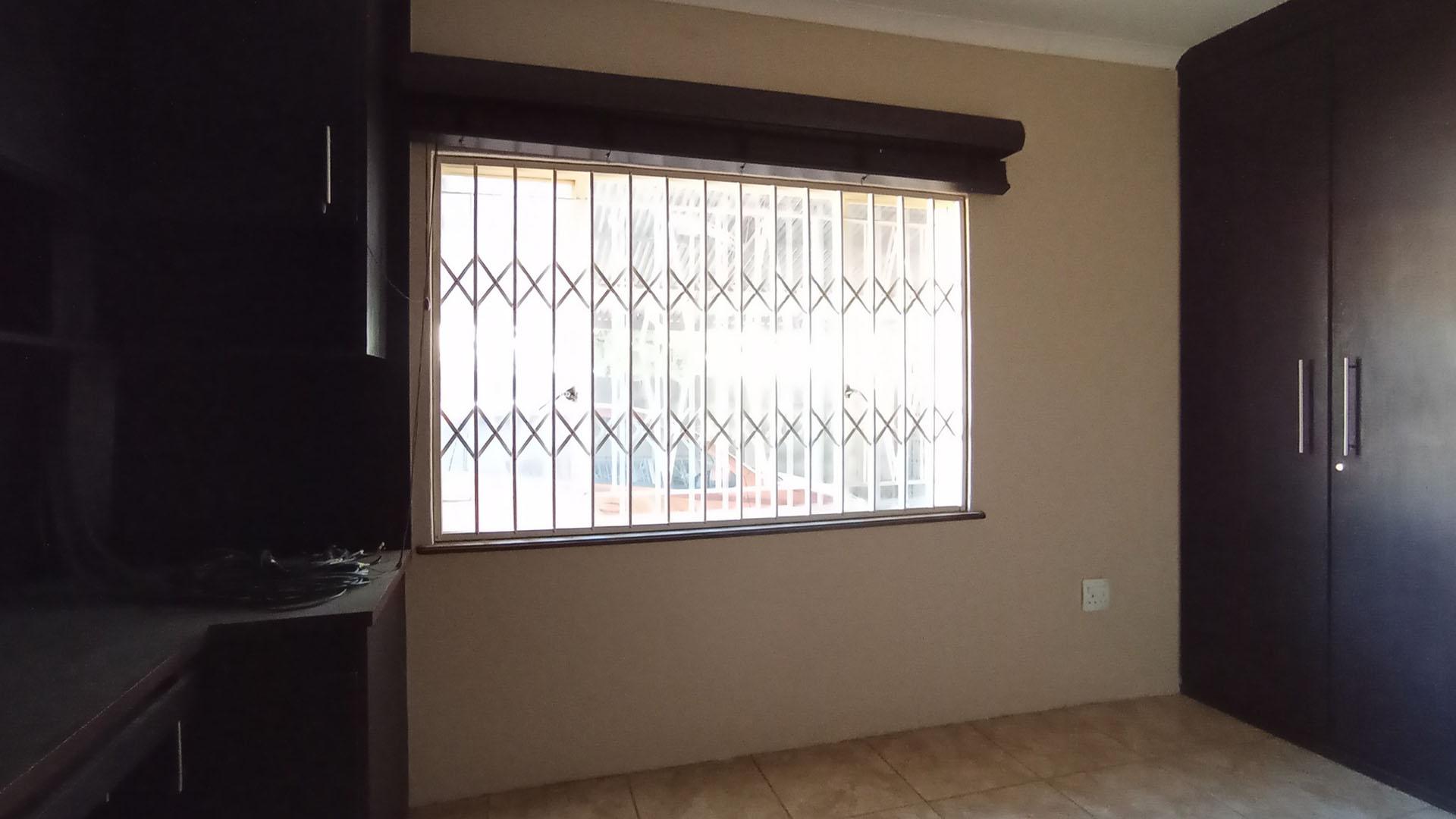 Study - 16 square meters of property in Claremont