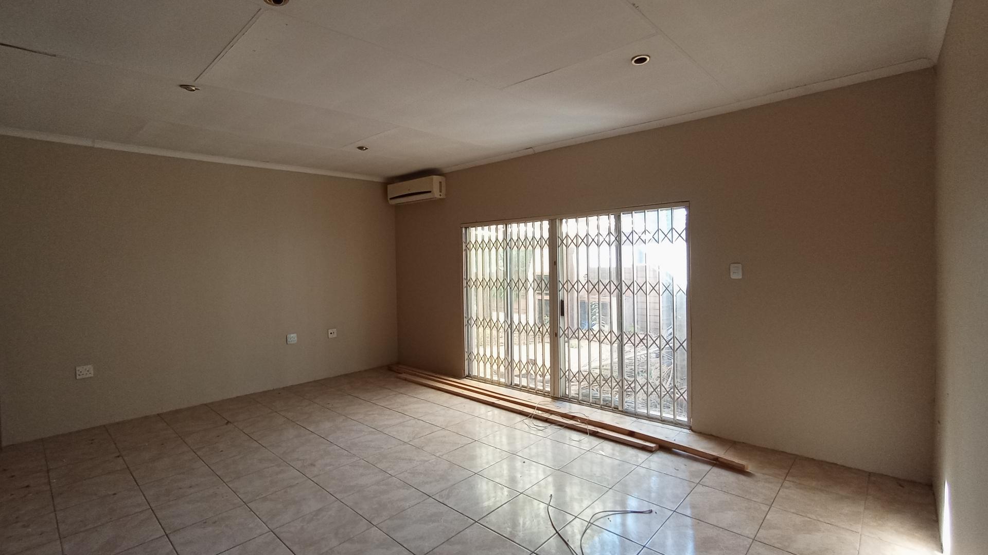 Lounges - 64 square meters of property in Claremont