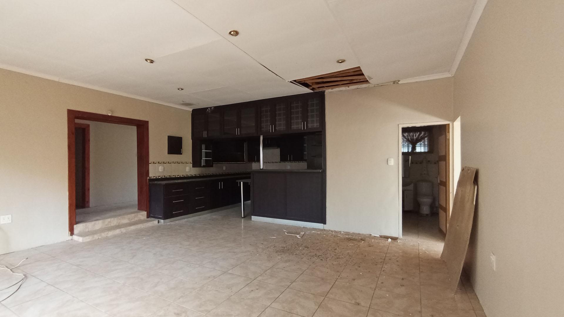 Lounges - 64 square meters of property in Claremont