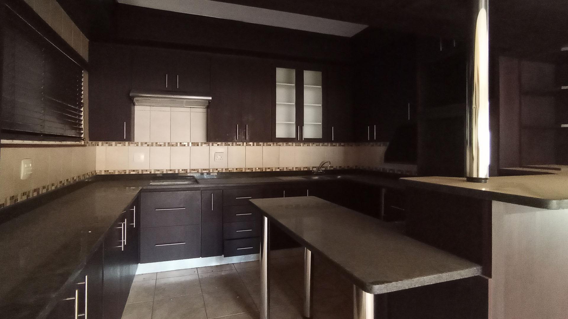 Kitchen - 36 square meters of property in Claremont