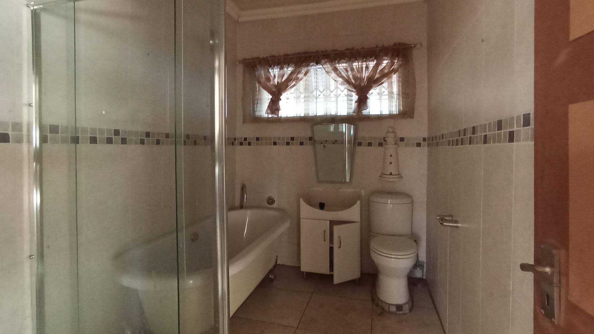 Bathroom 1 - 8 square meters of property in Claremont