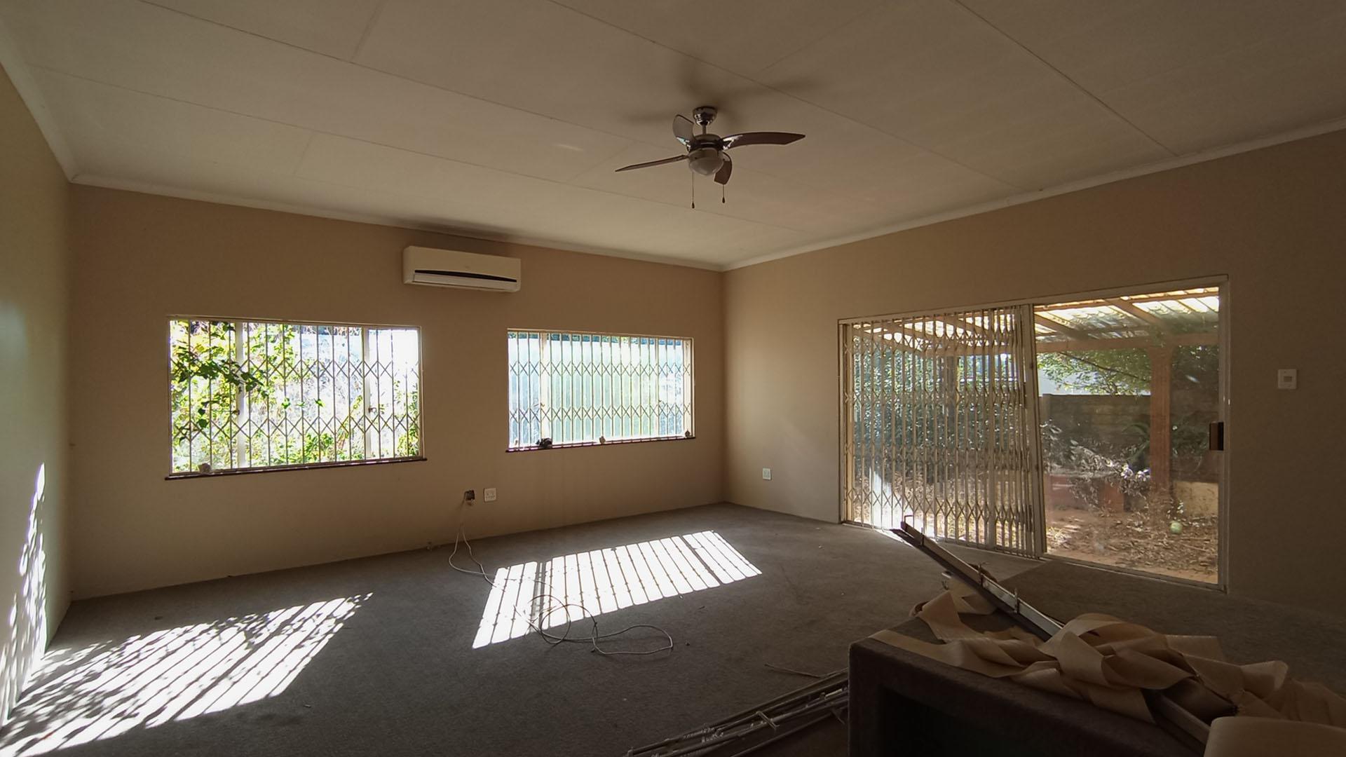 Main Bedroom - 50 square meters of property in Claremont