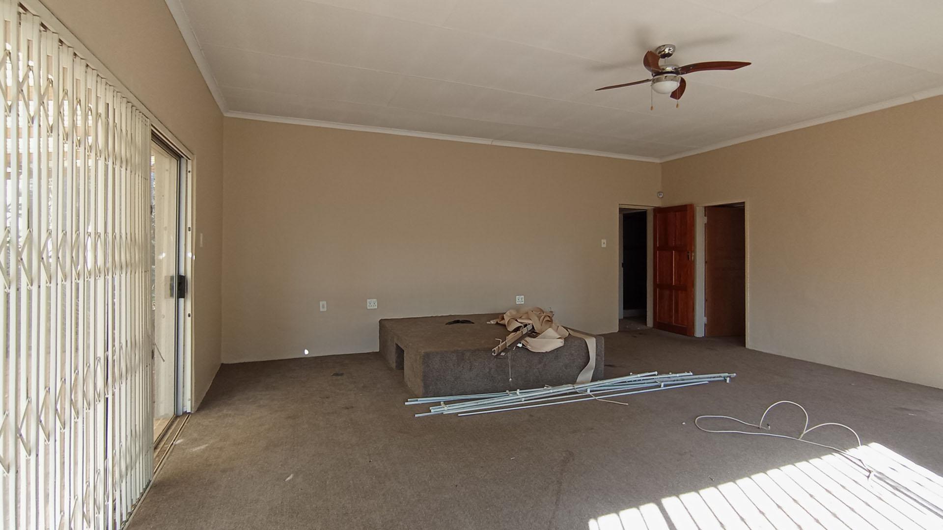 Main Bedroom - 50 square meters of property in Claremont