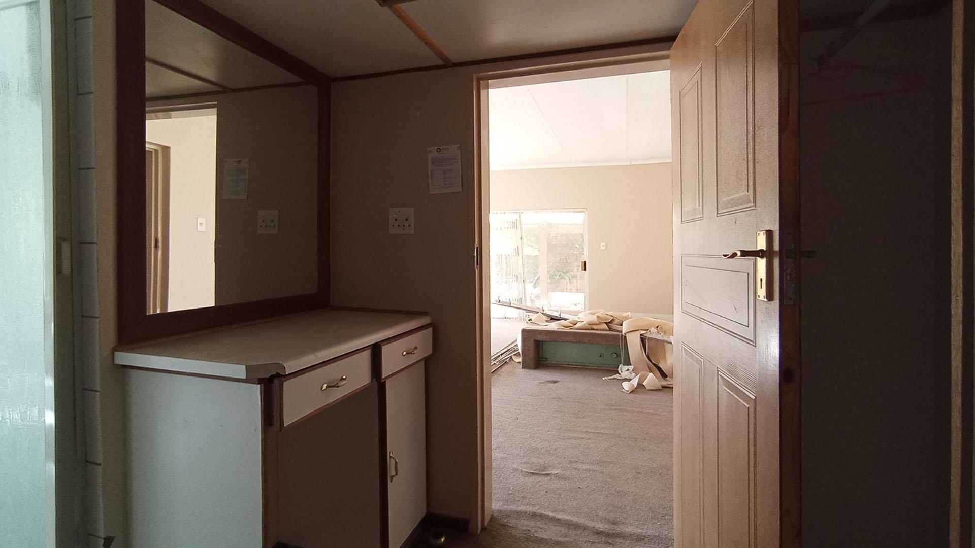 Main Bedroom - 50 square meters of property in Claremont