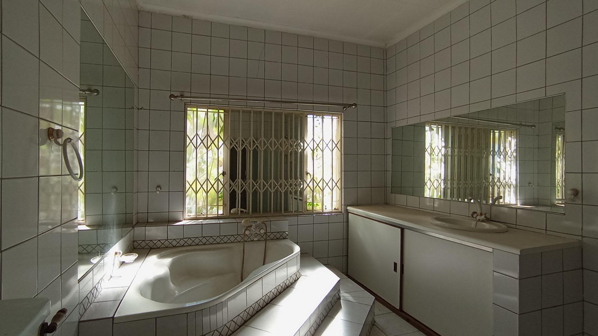 Main Bathroom - 14 square meters of property in Claremont