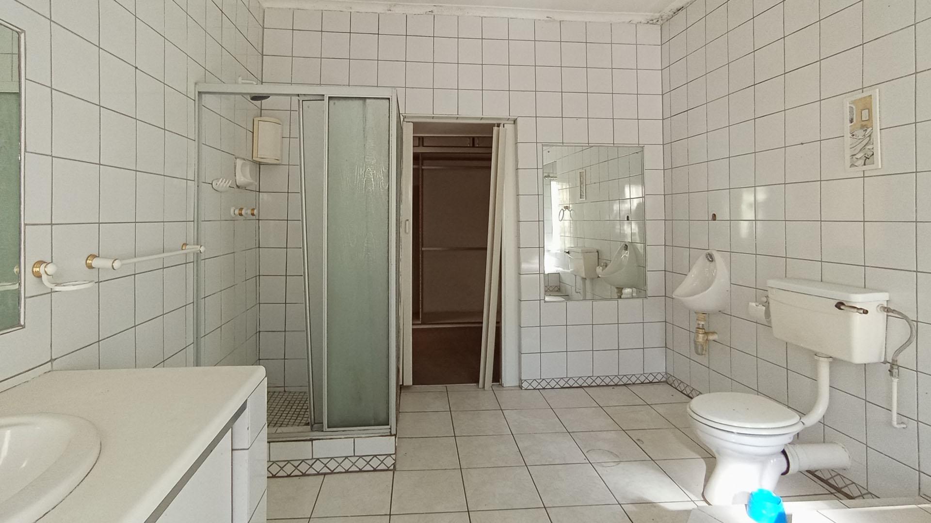 Main Bathroom - 14 square meters of property in Claremont