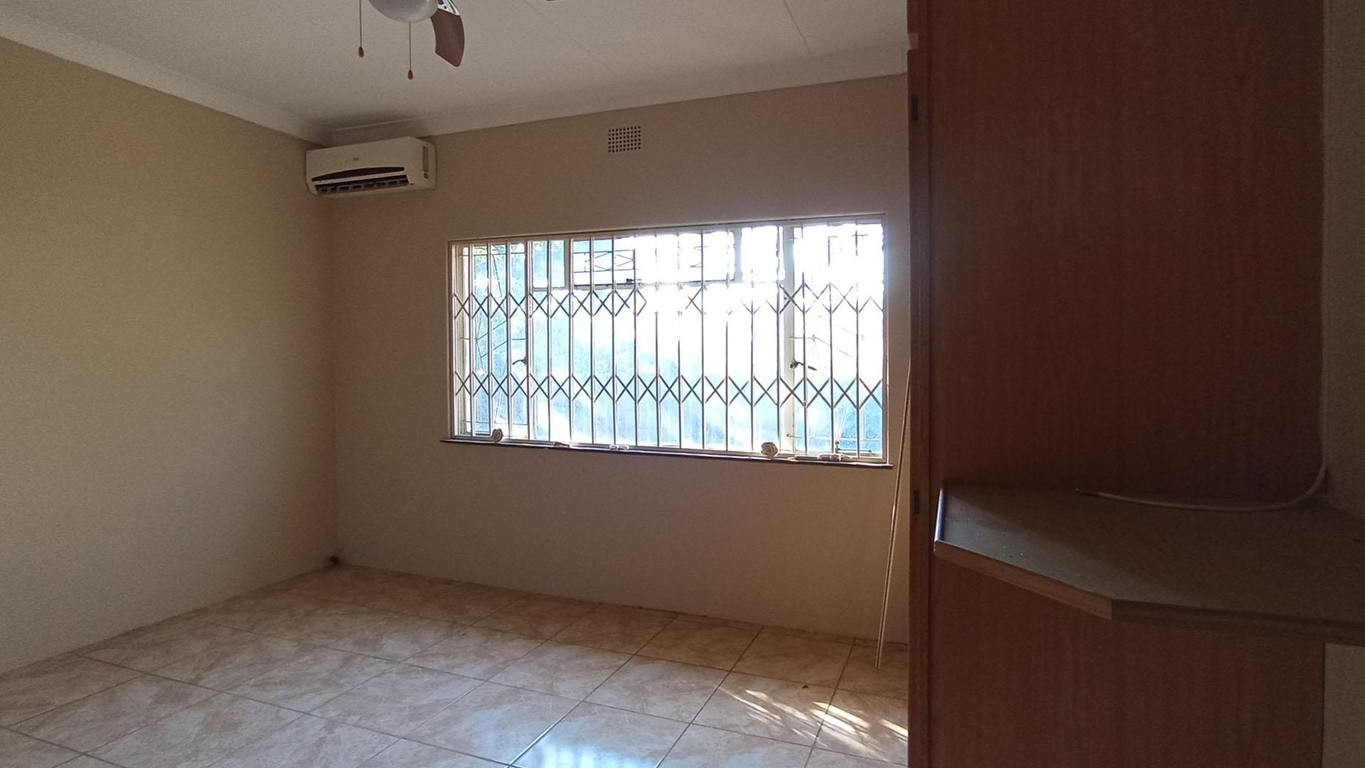 Bed Room 2 - 14 square meters of property in Claremont