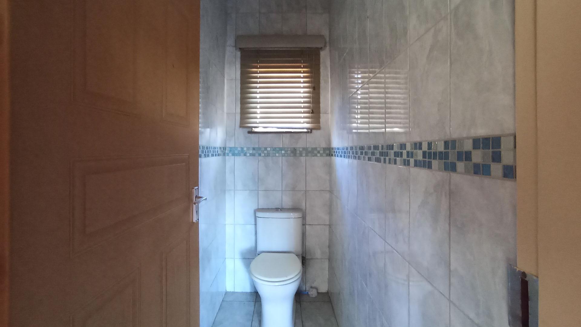 Bathroom 2 - 5 square meters of property in Claremont
