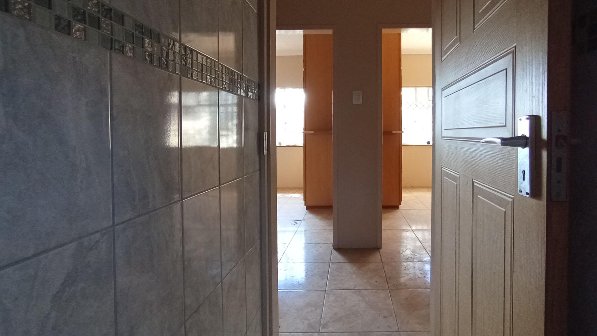 Bathroom 2 - 5 square meters of property in Claremont