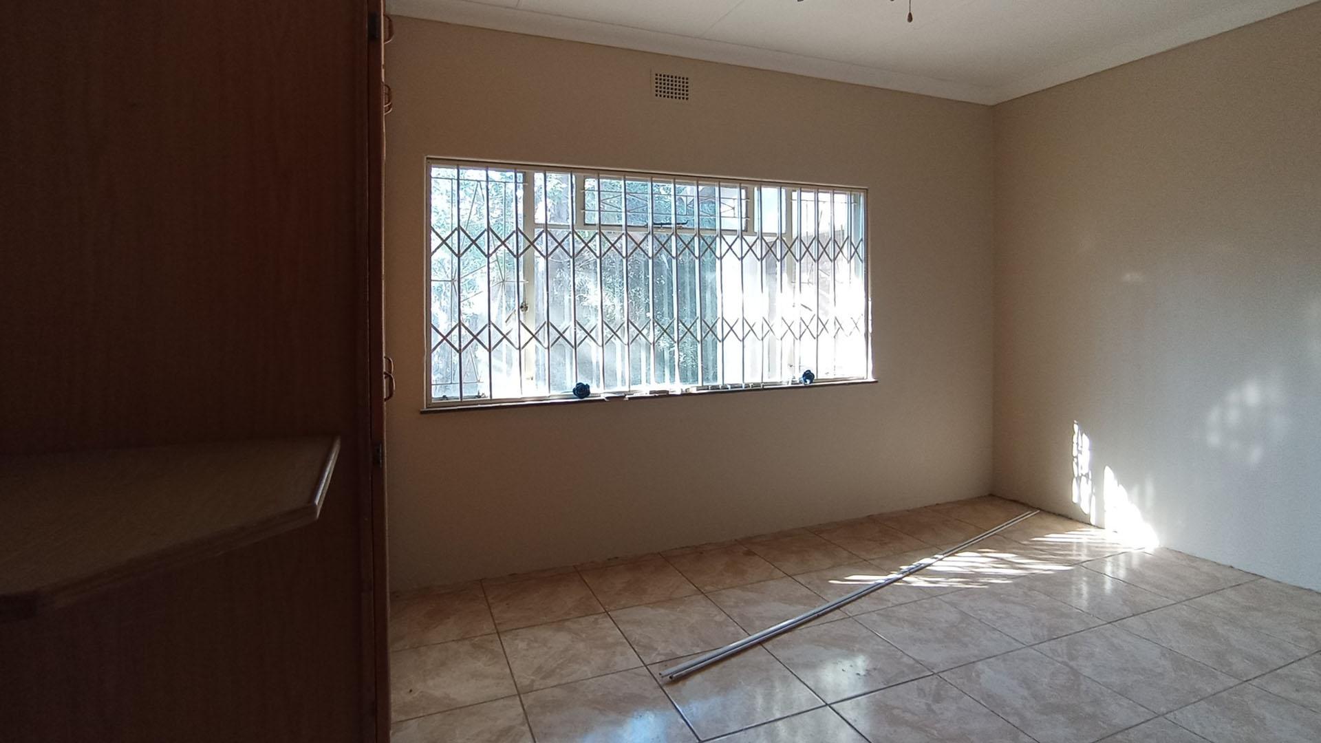 Bed Room 1 - 13 square meters of property in Claremont