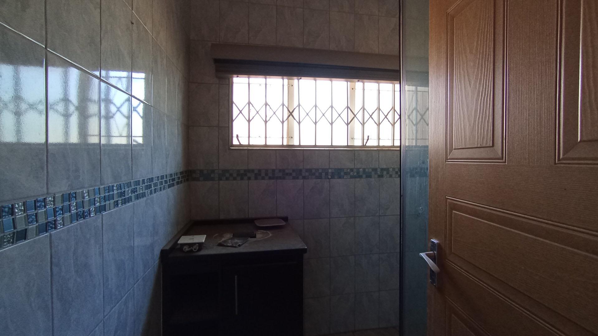 Bathroom 2 - 5 square meters of property in Claremont