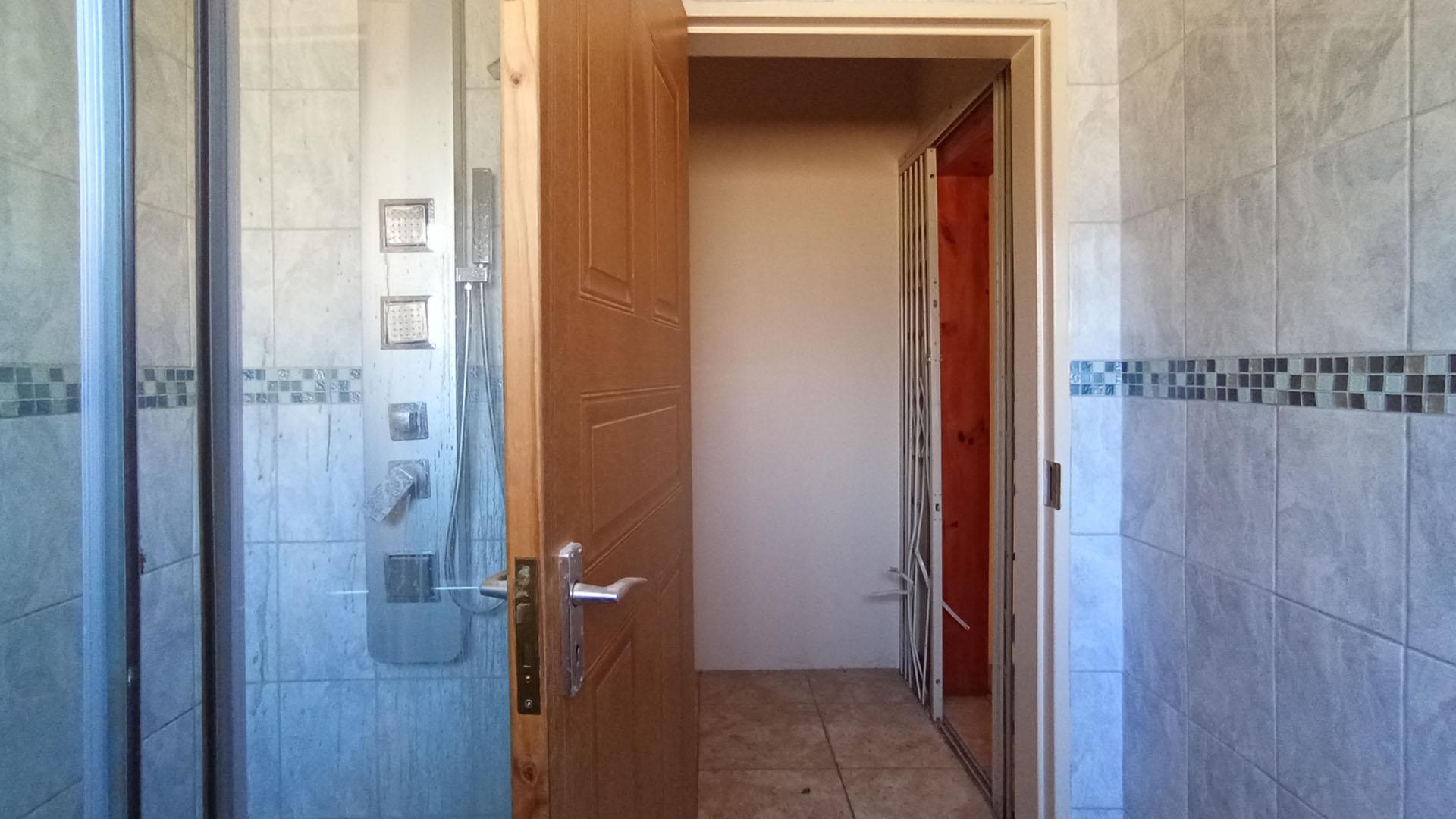 Bathroom 2 - 5 square meters of property in Claremont