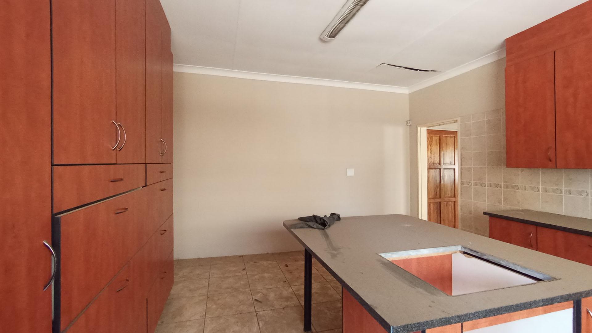Kitchen - 36 square meters of property in Claremont