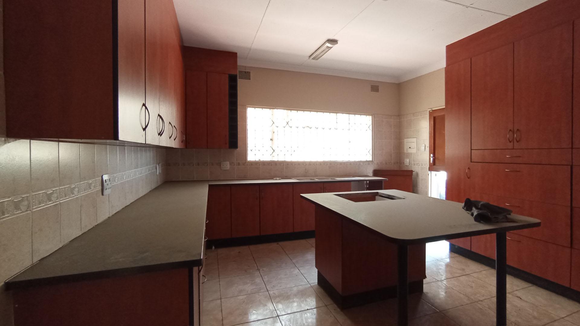 Kitchen - 36 square meters of property in Claremont