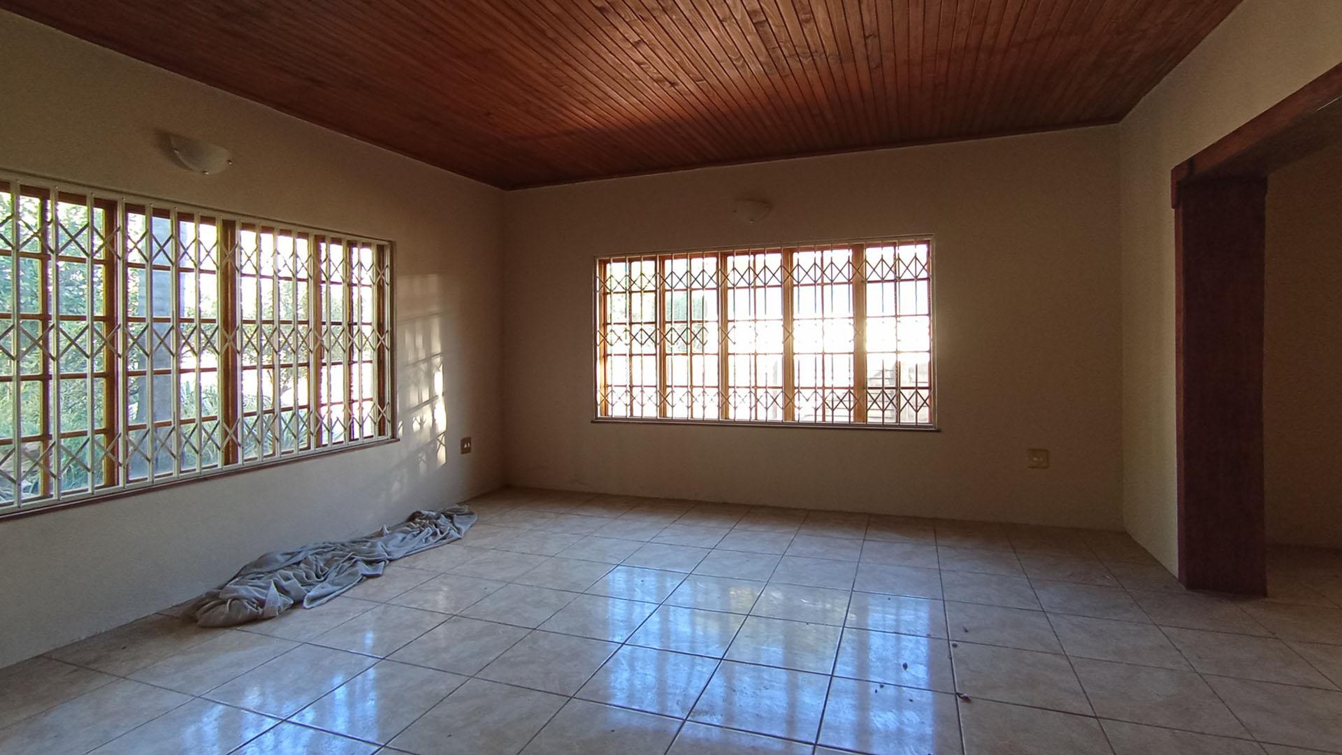 Lounges - 64 square meters of property in Claremont