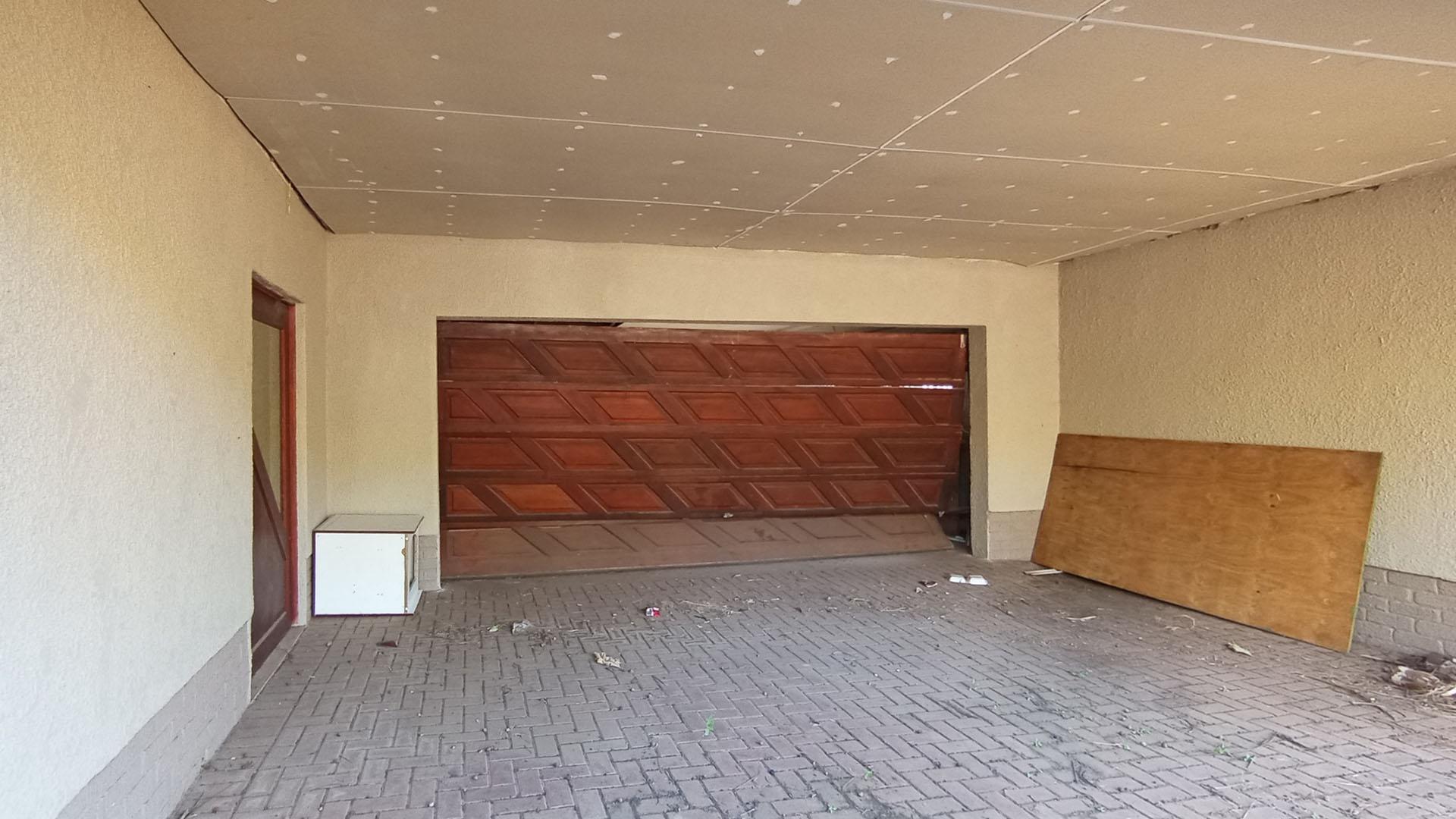 Carport  - 33 square meters of property in Claremont