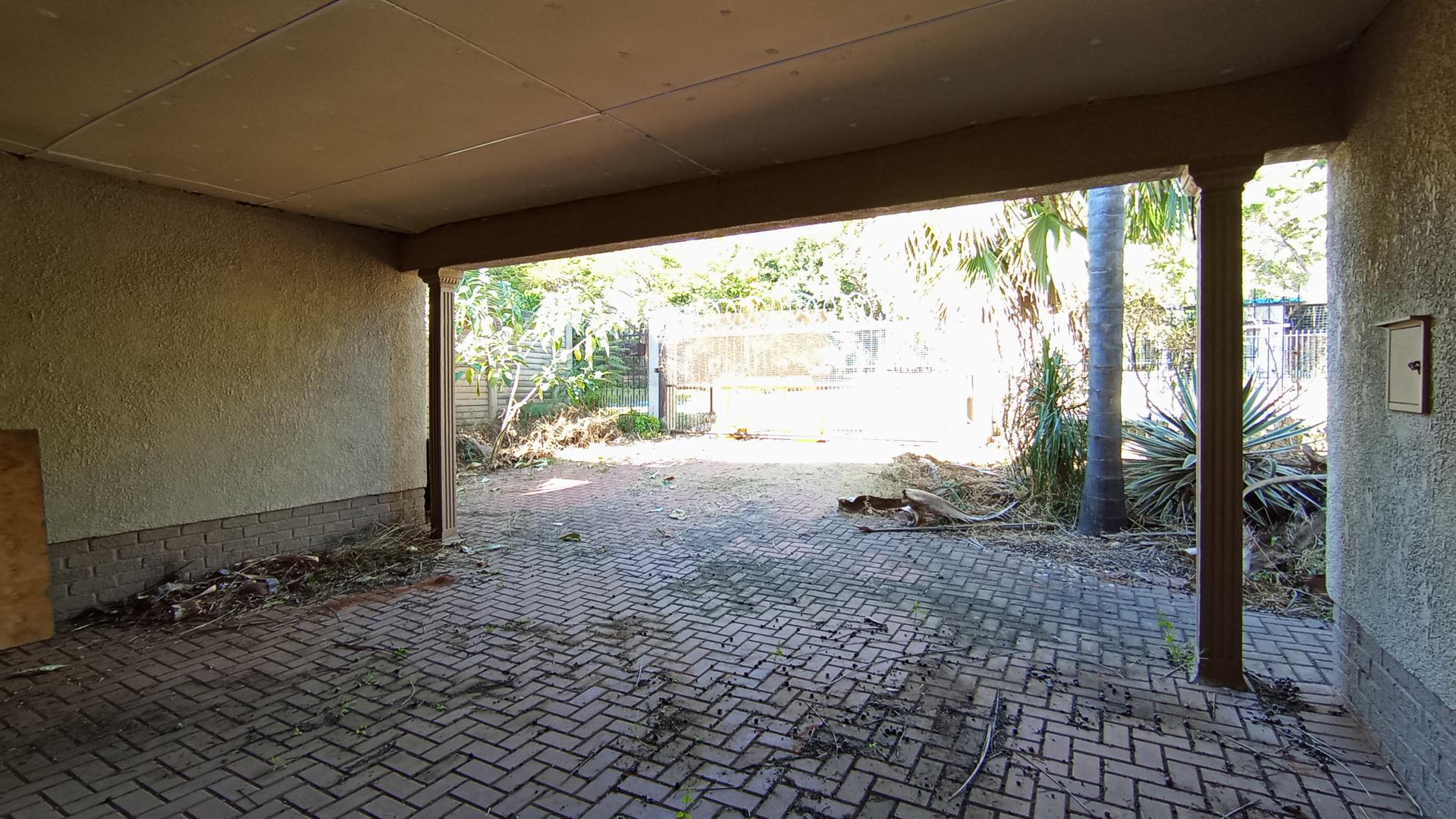 Carport  - 33 square meters of property in Claremont