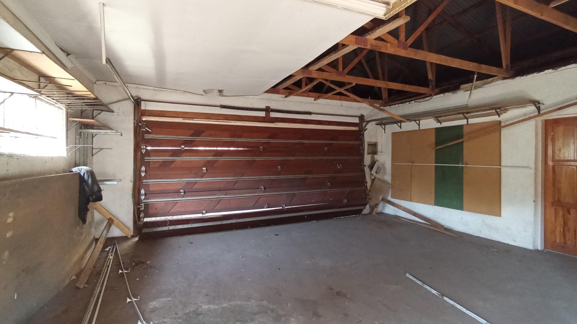 Garage - 47 square meters of property in Claremont