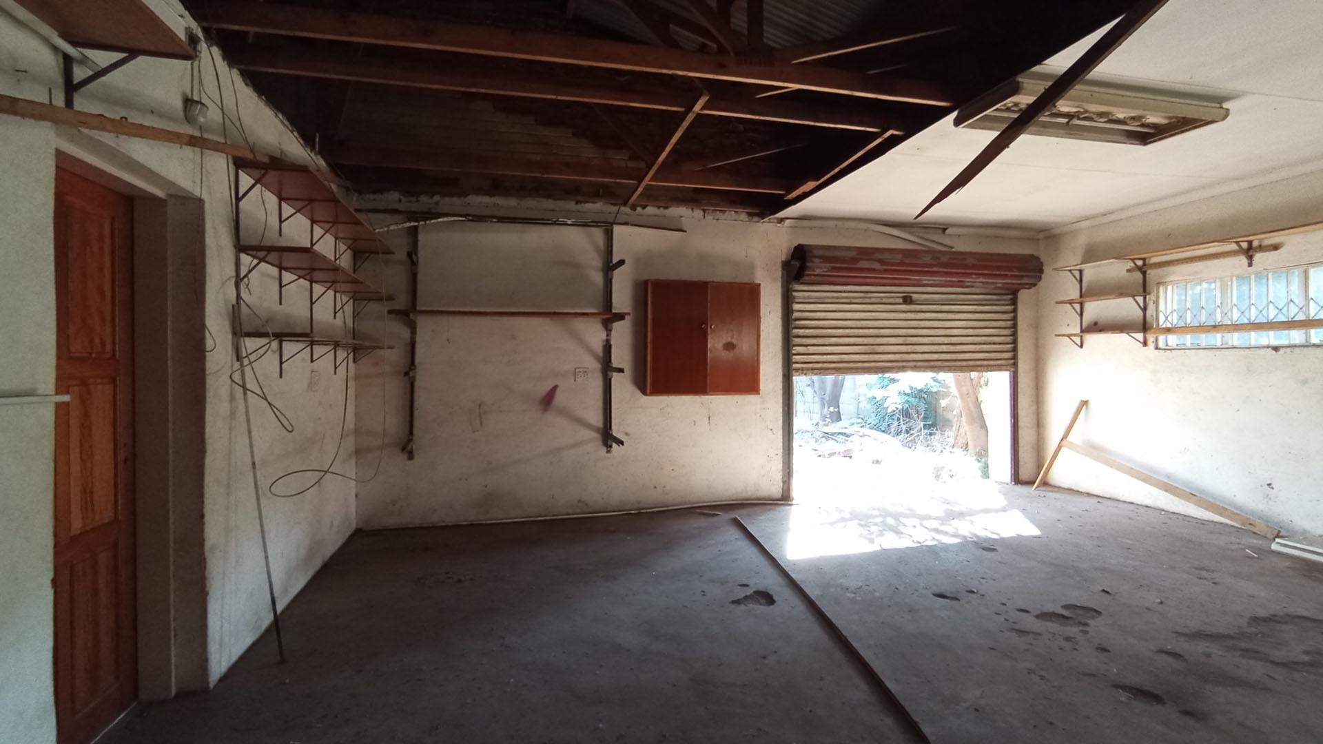 Garage - 47 square meters of property in Claremont