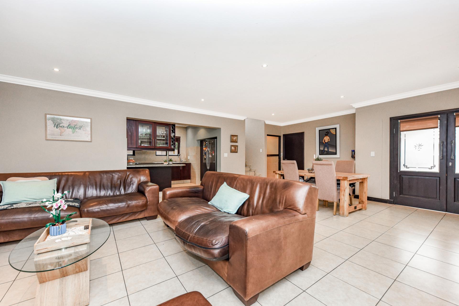 Lounges of property in Broadacres Park