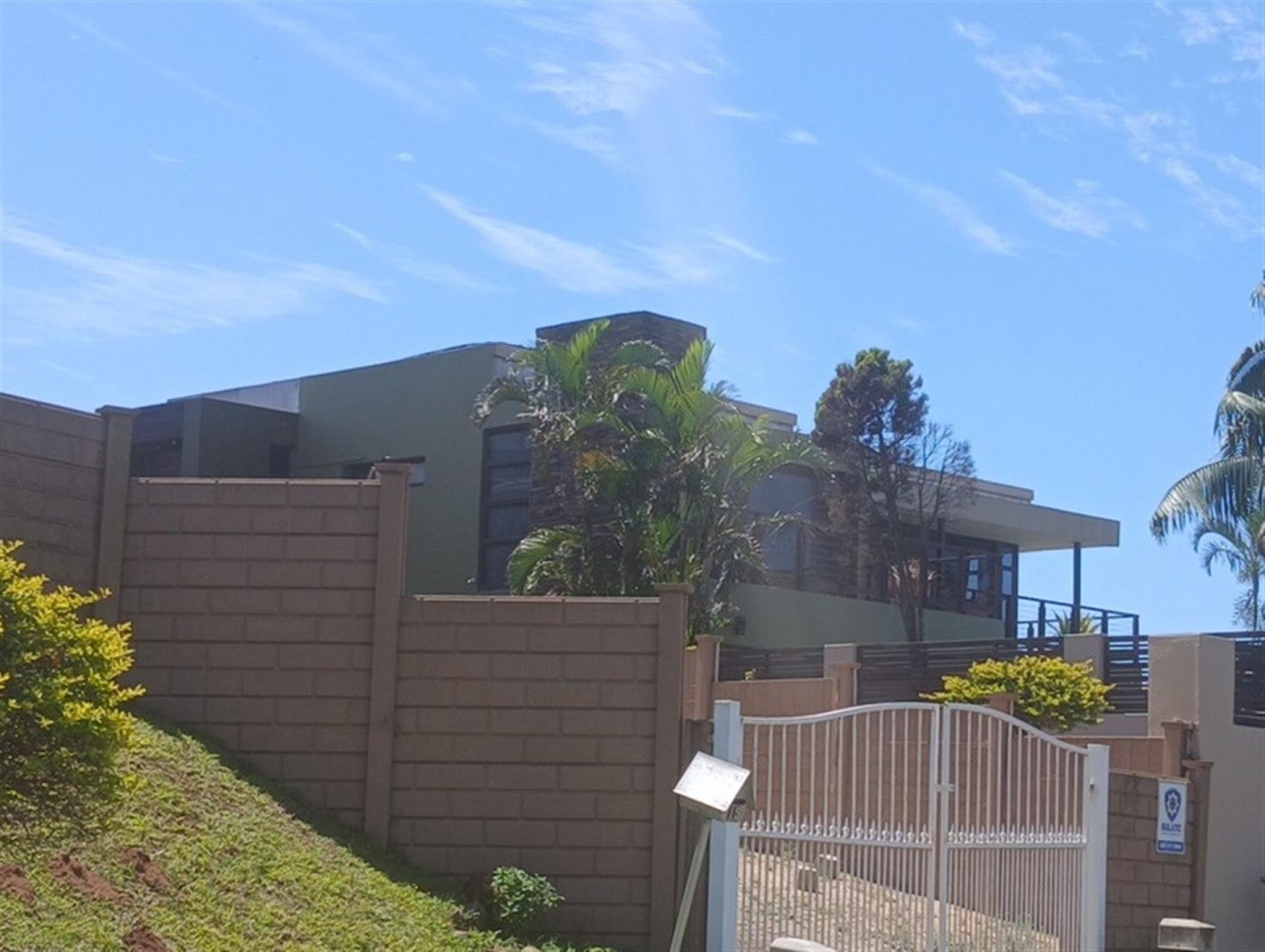 Front View of property in La Lucia