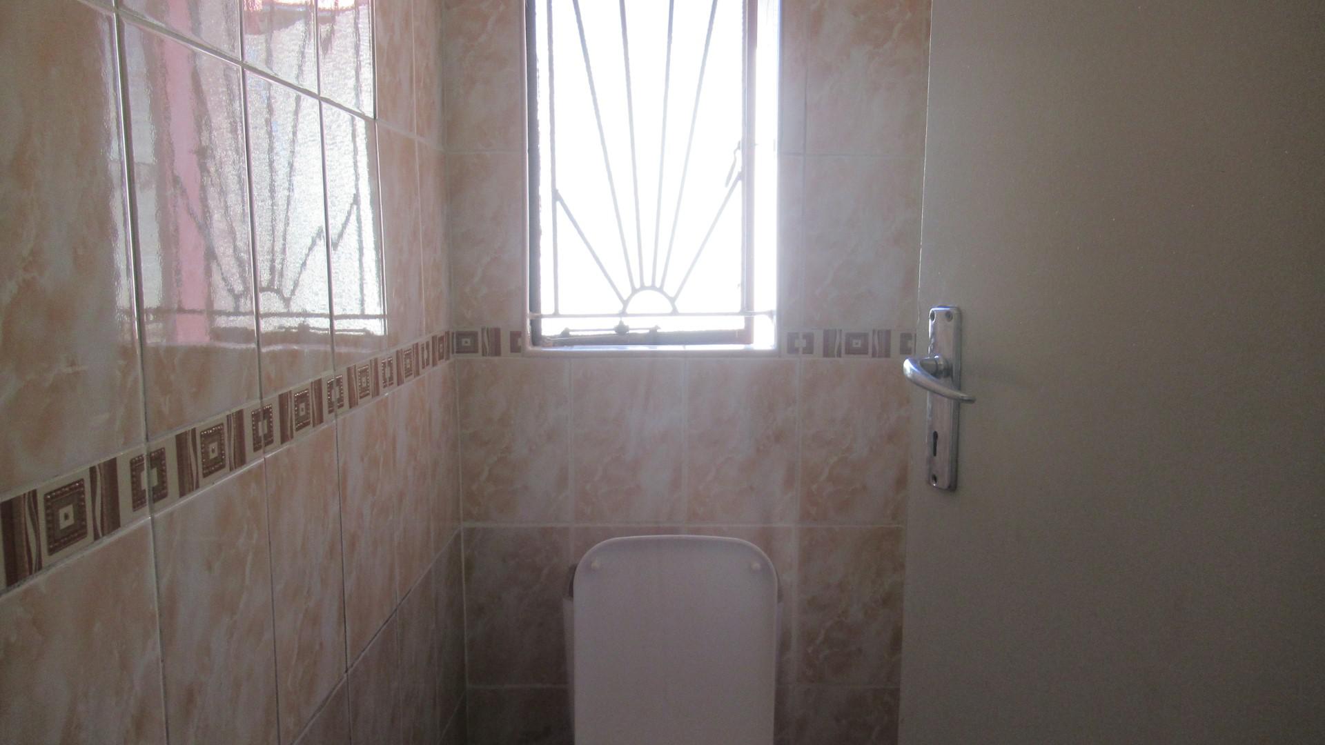 Bathroom 1 - 5 square meters of property in Ebony Park