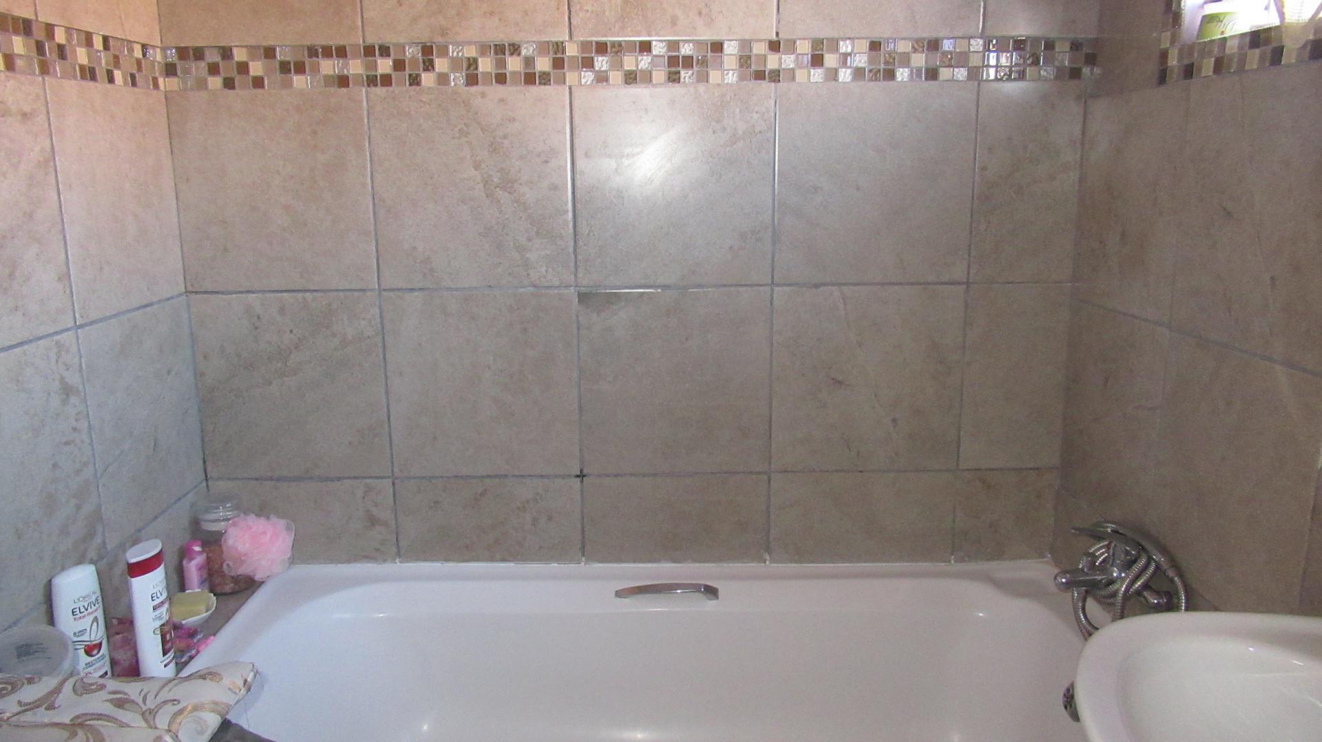 Bathroom 1 - 4 square meters of property in Lenasia South