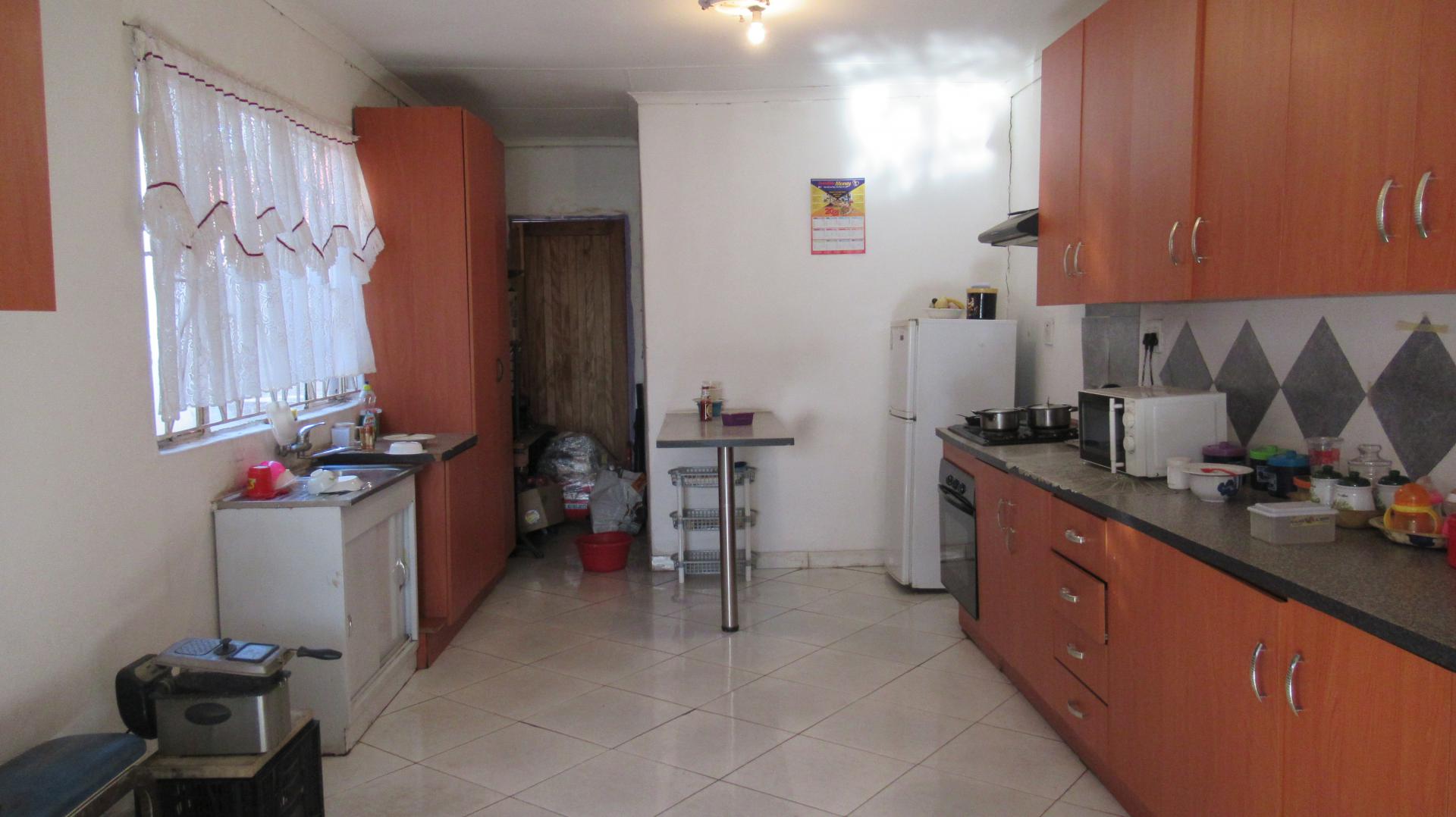 Kitchen - 28 square meters of property in Lenasia South