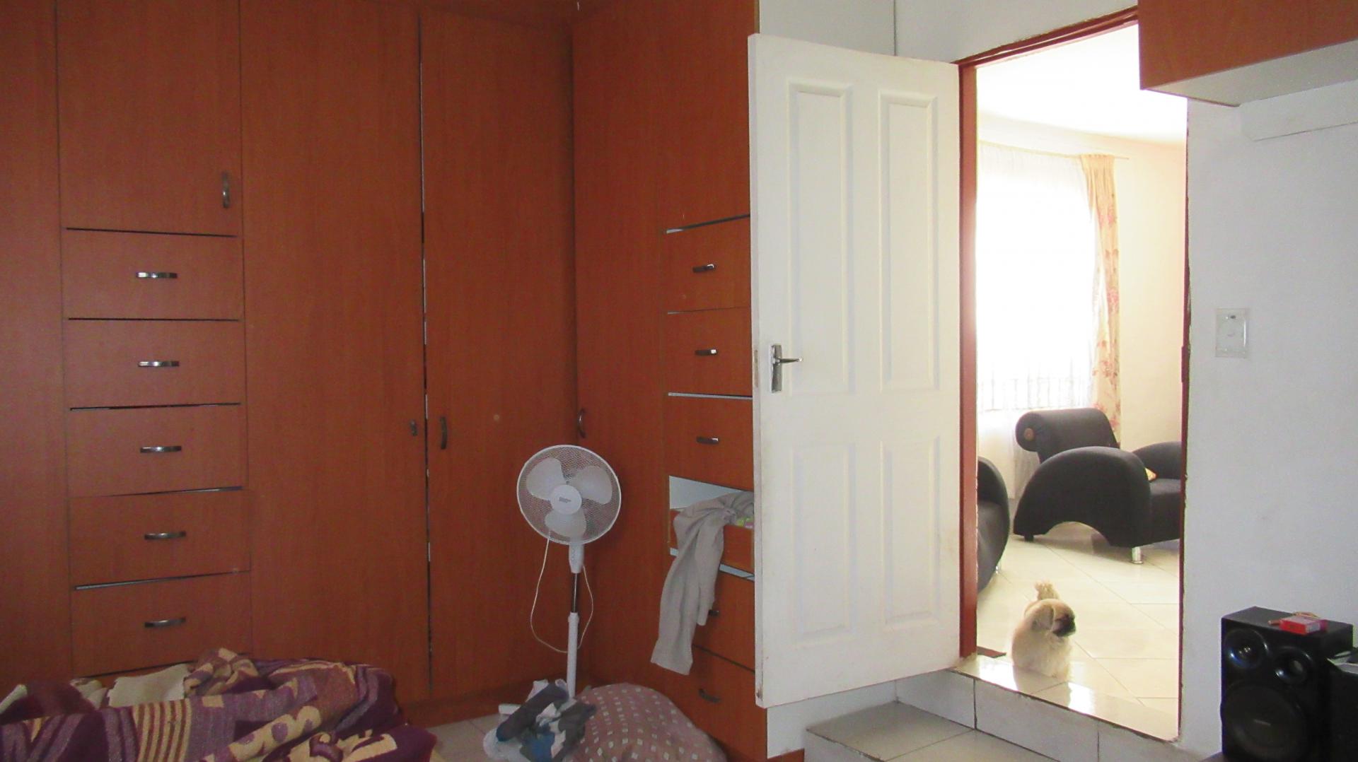 Bed Room 2 - 23 square meters of property in Lenasia South