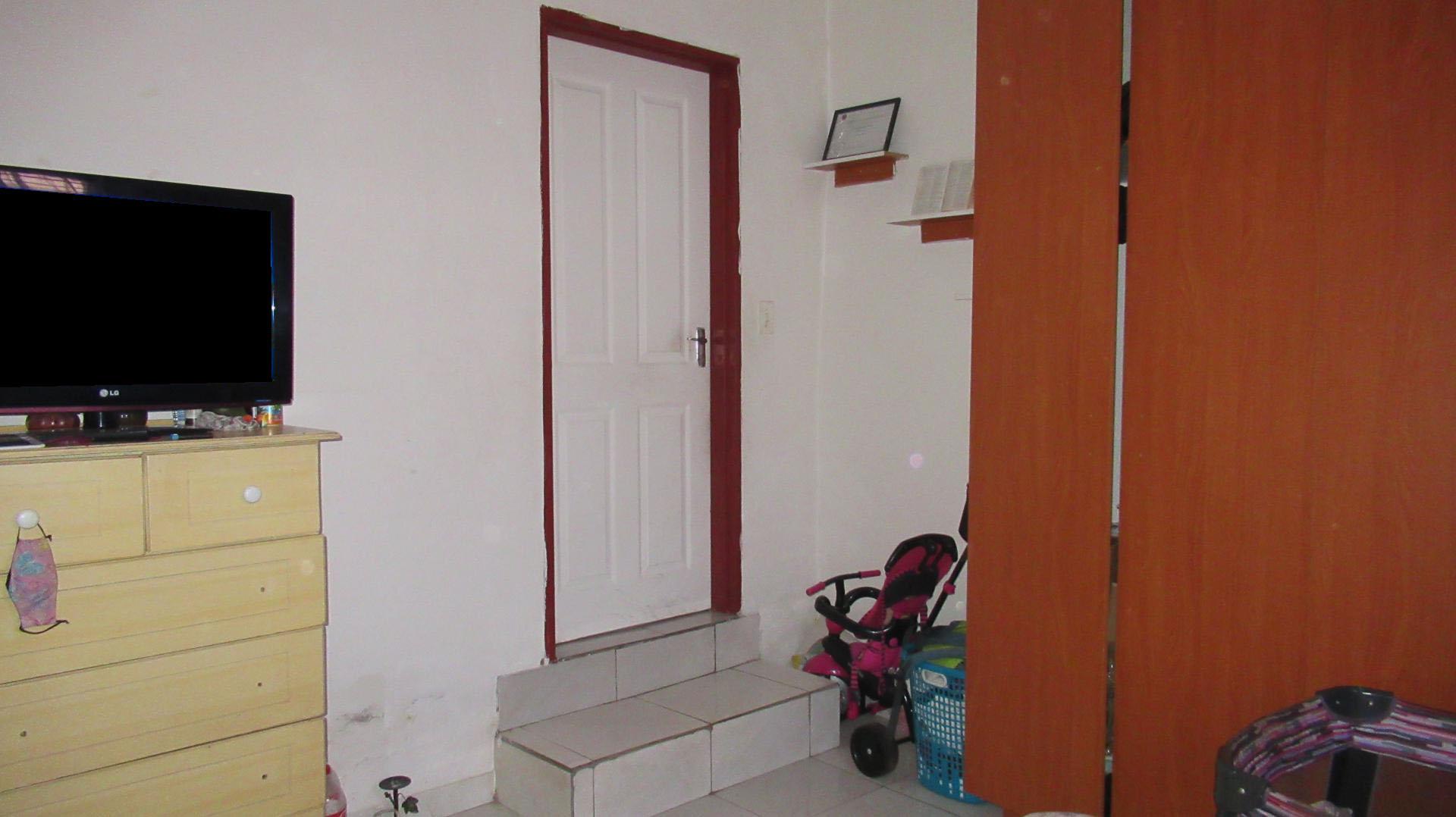 Bed Room 3 - 18 square meters of property in Lenasia South