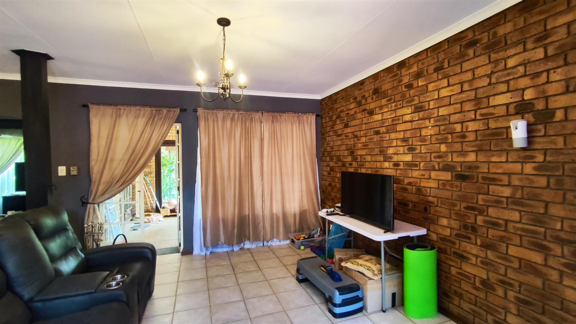 Lounges - 21 square meters of property in Selcourt