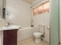Bathroom 1 - 7 square meters of property in Helderkruin
