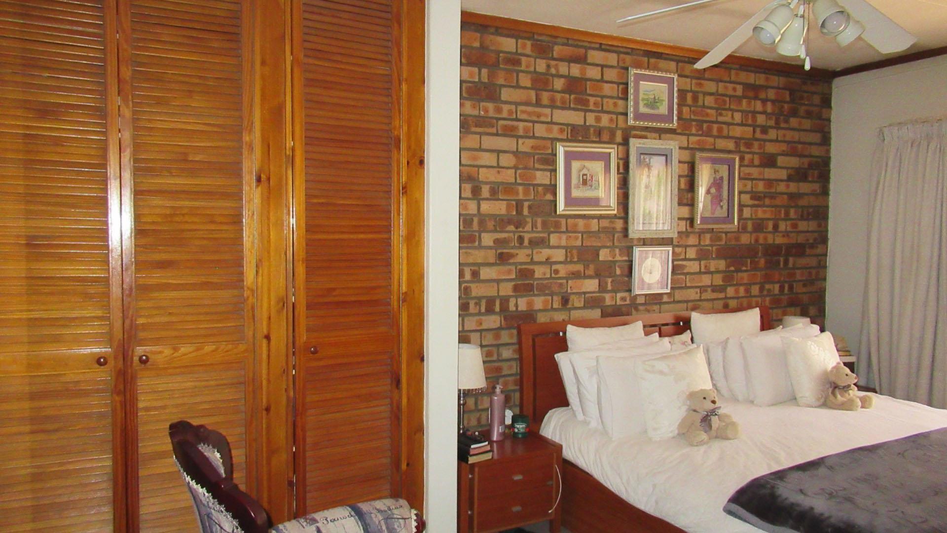 Bed Room 1 - 15 square meters of property in Atlasville